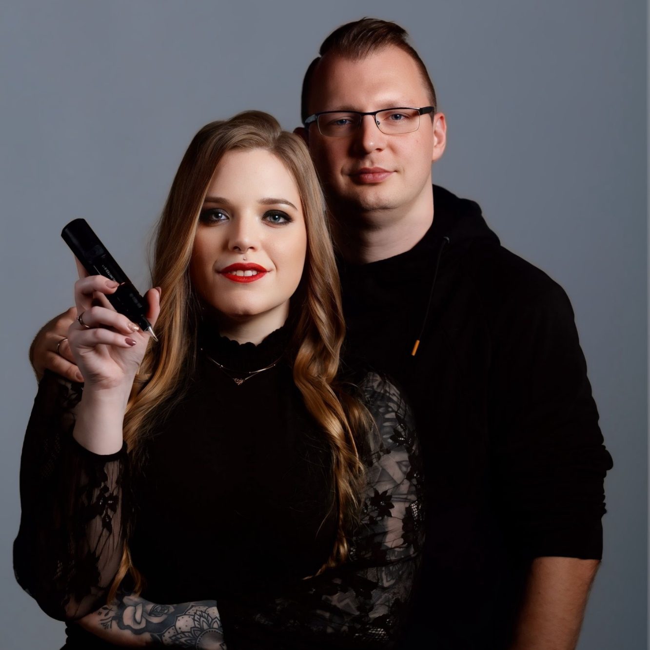 Alicia Funck - Alice Wonderline Tattoo Alicia Funck mit Tattoomaschine steht vor ihrem Mann.