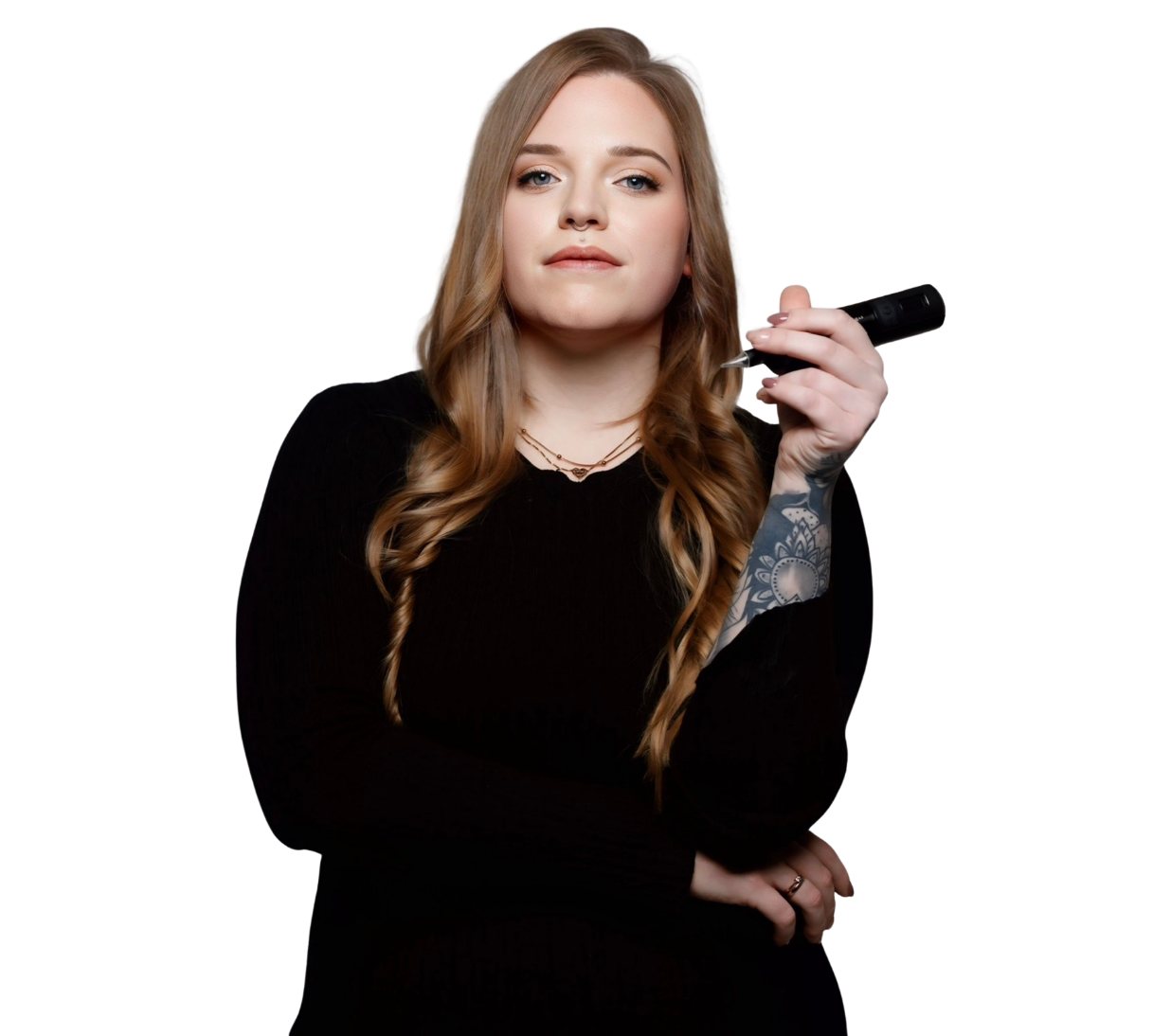 Alice Wonderline Tattoo - Alicia Funck Tätowiererin Alicia Funck hält eine Tattoomaschine und schaut selbstbewusst.