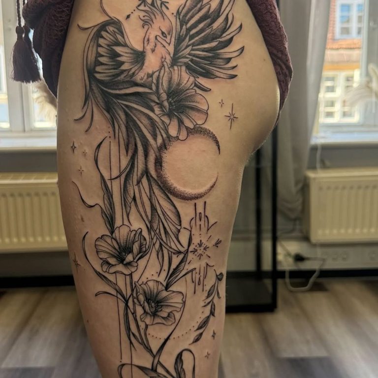 Oberschenkel Tattoo - Alice Wonderine Tattoo - Alicia Funck Tattoo auf dem Oberschenkel mit einem Vogel, Blumen und Mondmotiven.