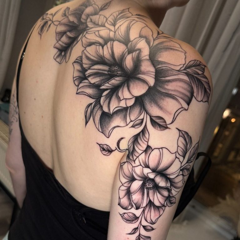 Fineline Blumen Tattoo Schwarzes Tattoo mit großen, detaillierten blühenden Blumen auf dem Rücken.